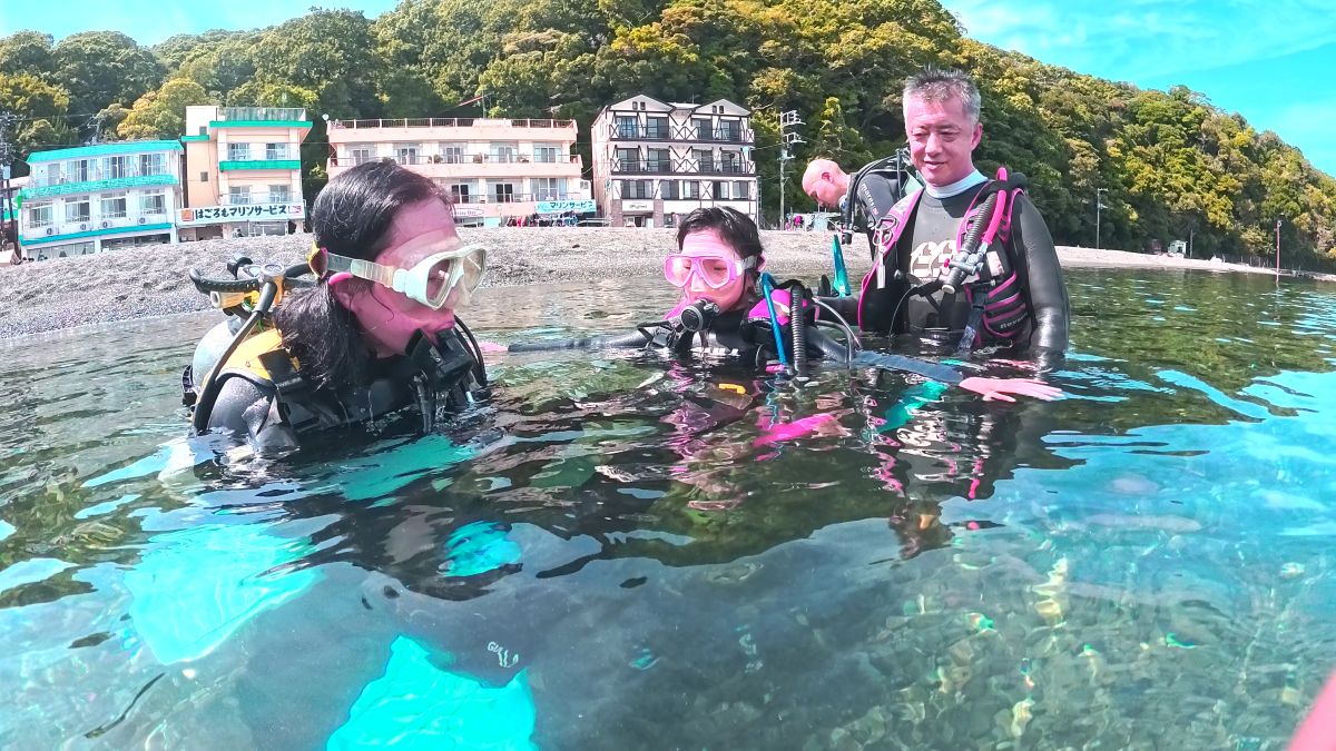 親子でジュニアダイビング講習 子供 水面での器材装着