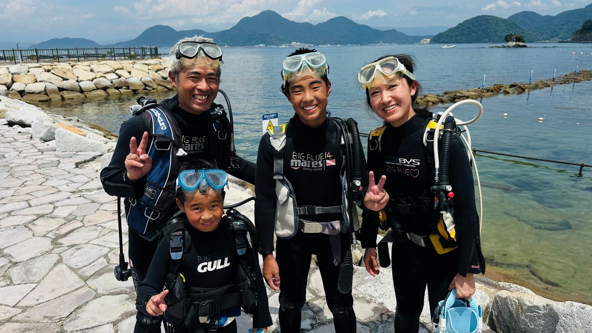 親子で体験ダイビング４人家族のいい写真