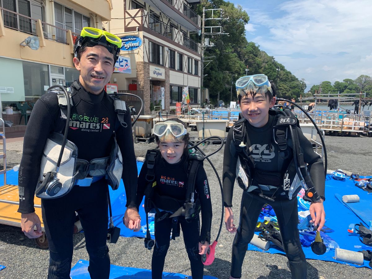 親子体験ダイビング、父、長男・長女は小学生