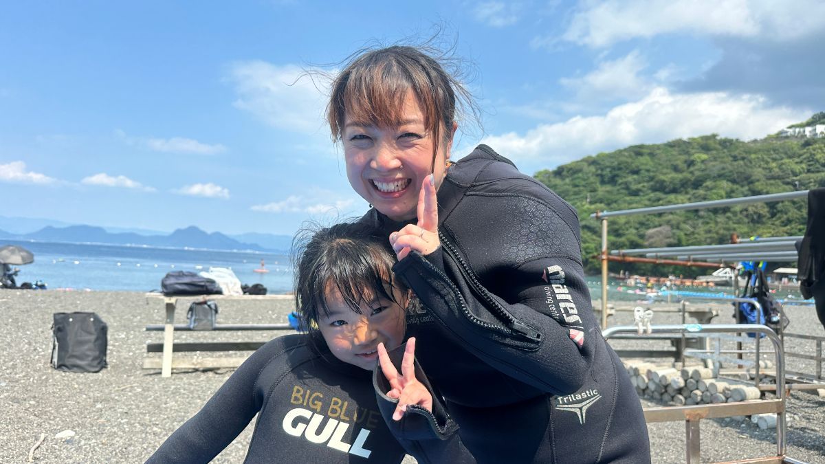 親子で体験ダイビング母と長女の楽しい写真
