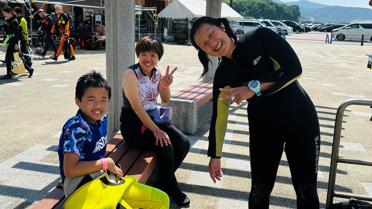 ダイビングインストラクターと体験ダイビング親子のいい写真